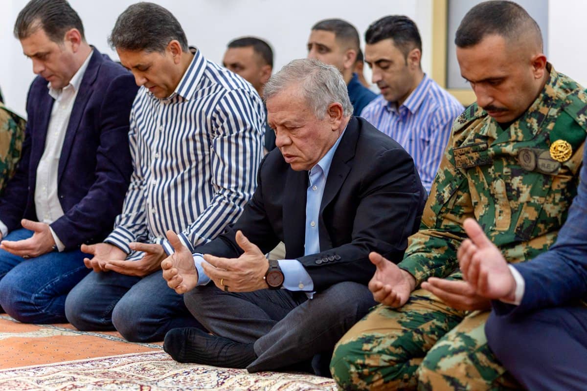 الملك يؤدي صلاة عيد الفطر في مسجد الحرس الملكي في العقبة.. صور