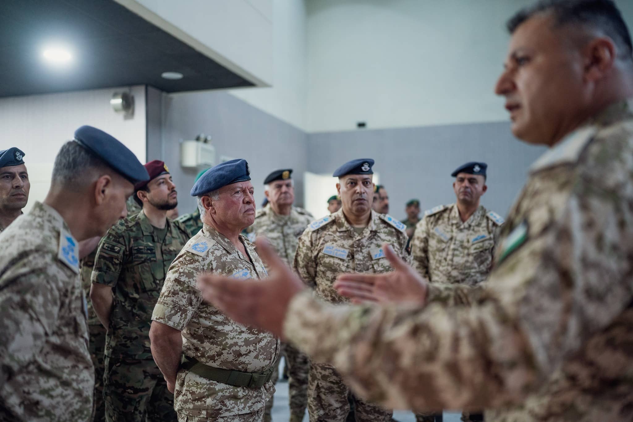 الملك يلتقي طياري سلاح الجو الملكي ويثمن احترافيتهم وكفاءتهم في حماية سماء الوطن