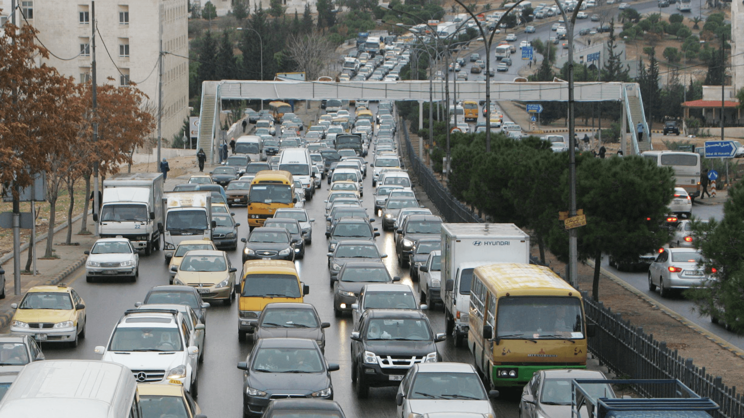 تحويلات مرورية بشارع الاستقلال لإزالة جسور مشاة