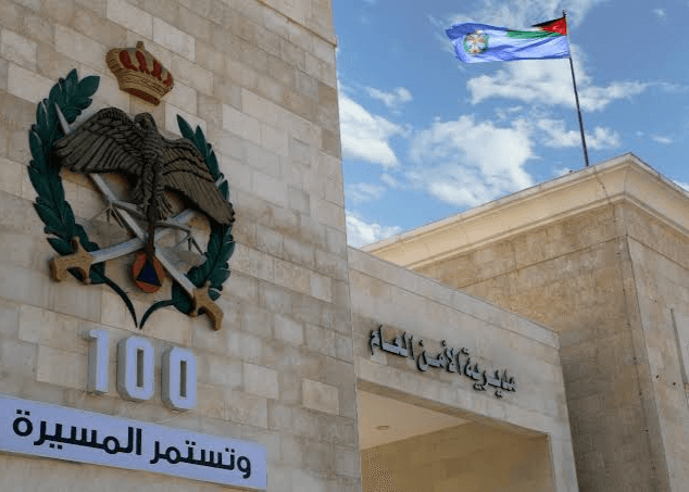 القبض على مطلوب متوارٍ عن الأنظار بحقه 5 طلبات ومحكوم بالسجن 20 عامًا شرق العاصمة