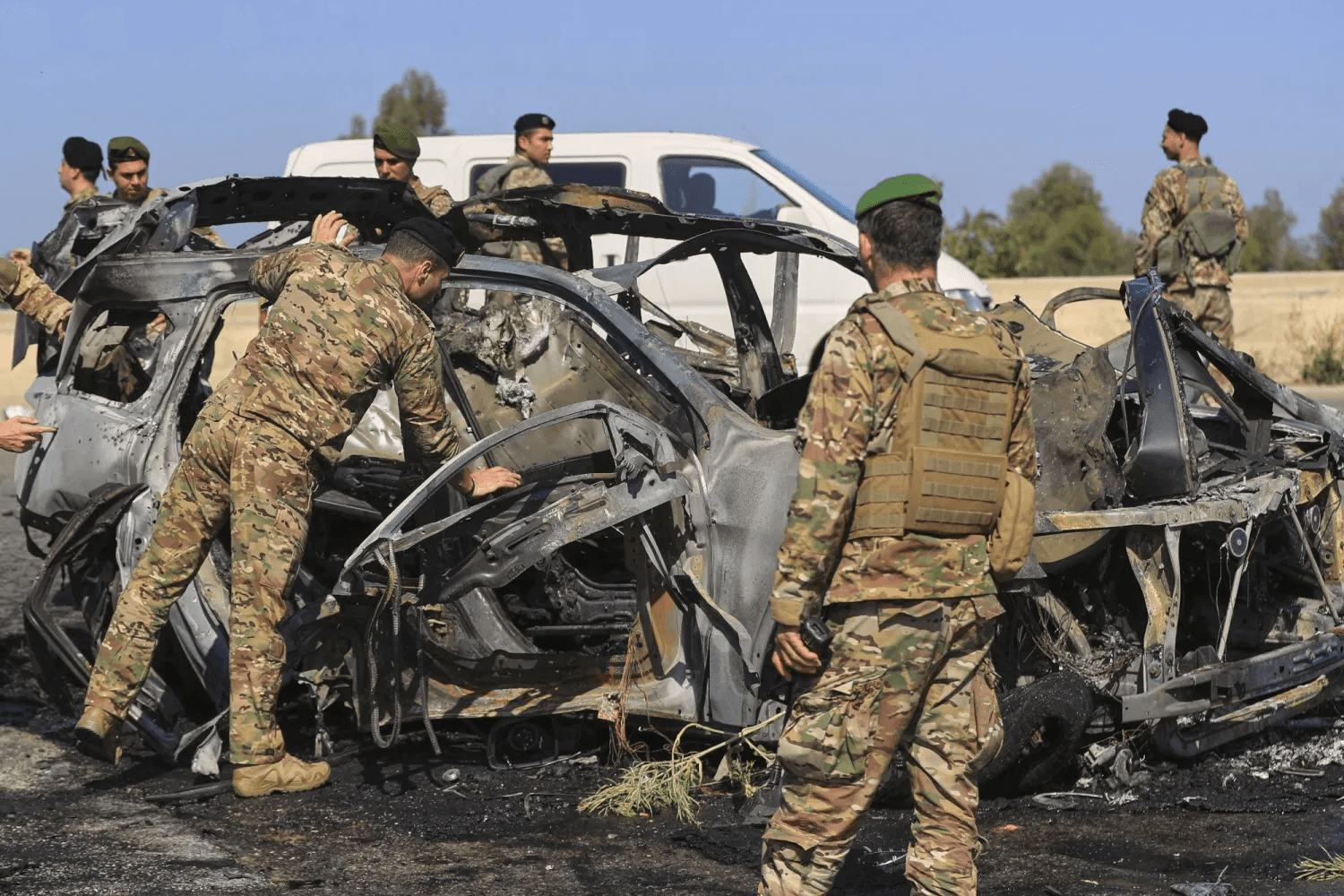 جيش الاحتلال ينفي مسؤوليته عن تفجير آلية للجيش اللبناني ويتهم حزب الله