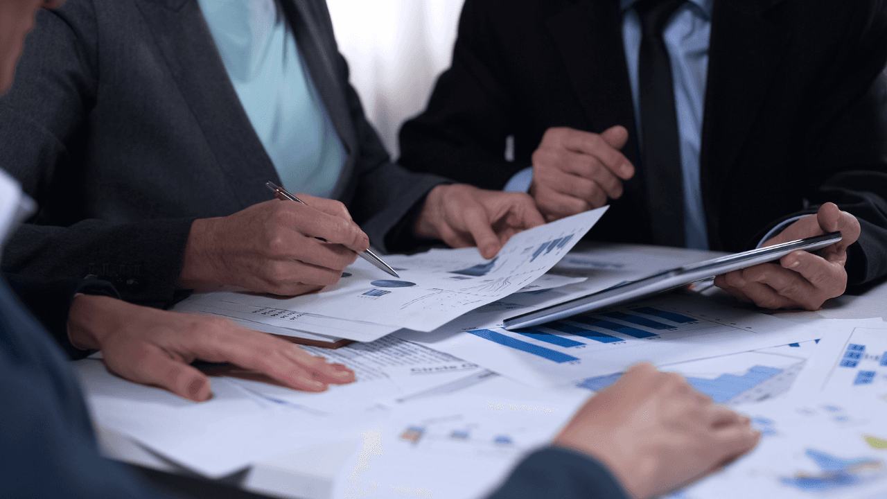 ديوان المحاسبة يرصد دوام 10 موظفين فقط من أصل 72 موظفًا في بلدية القويرة