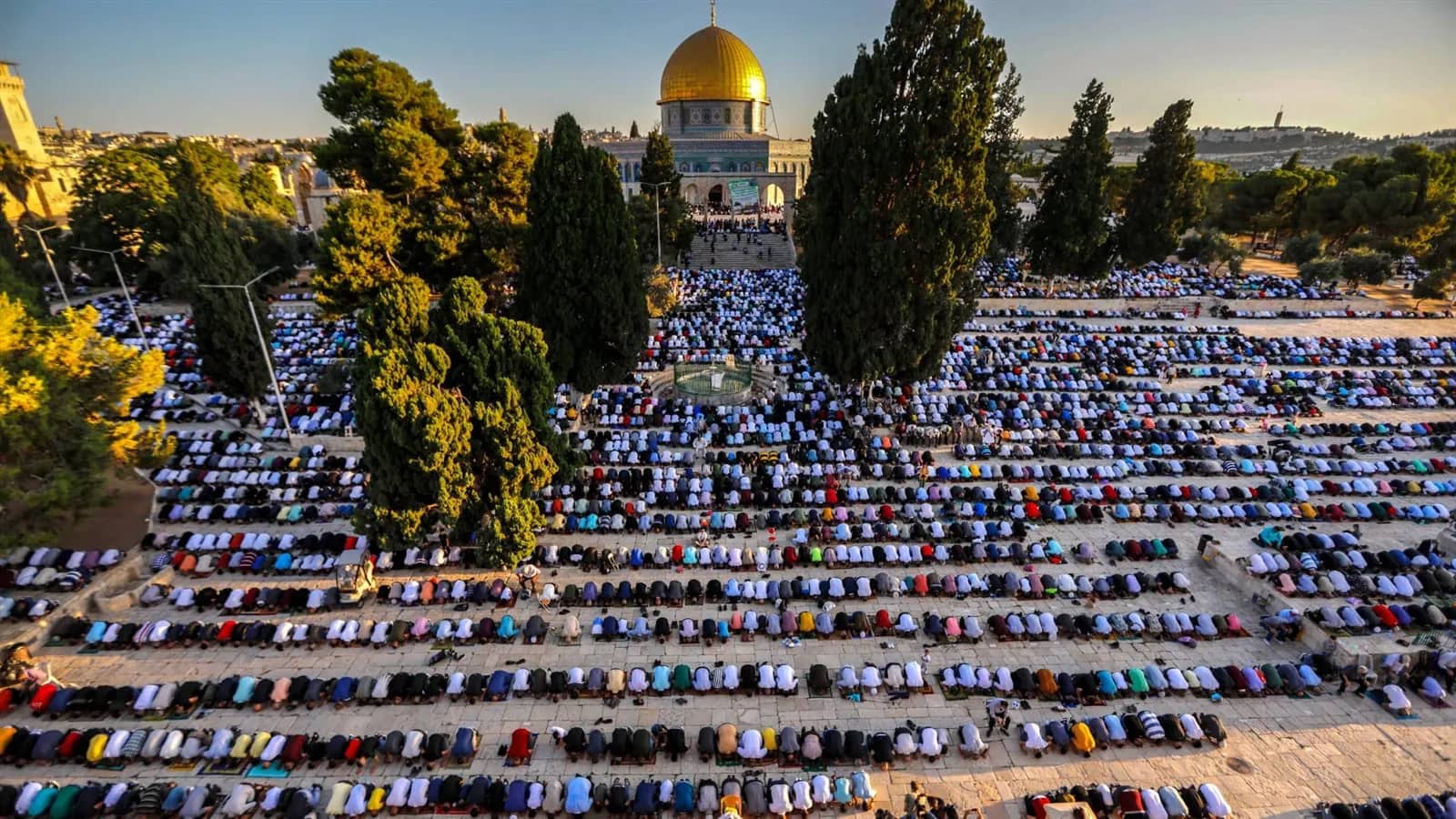 رغم تشديدات الاحتلال.. عشرات الآلاف يؤدون صلاة الجمعة في الأقصى