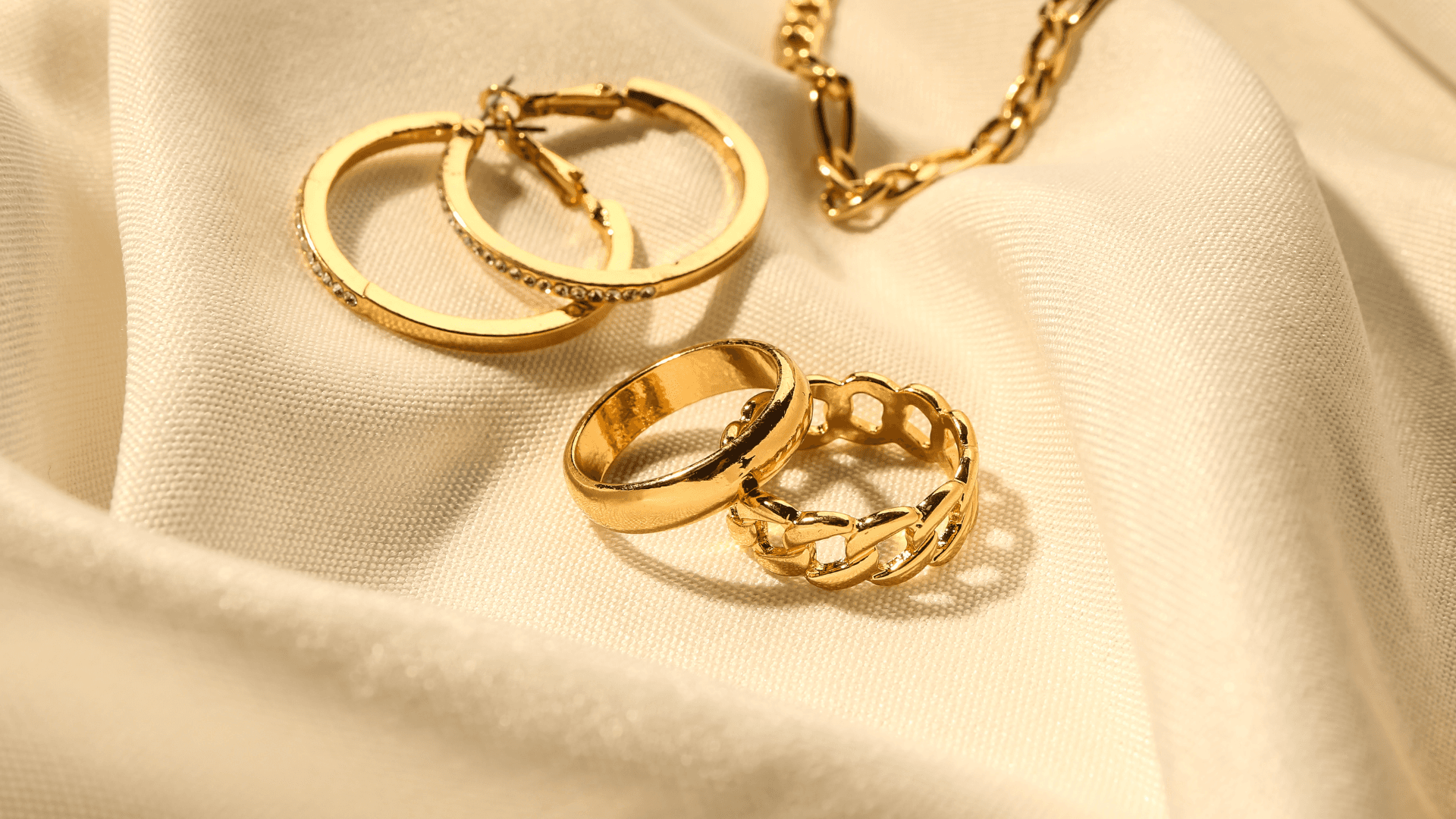 102 دينار سعر غرام الذهب عيار 21 في الأردن الاثنين