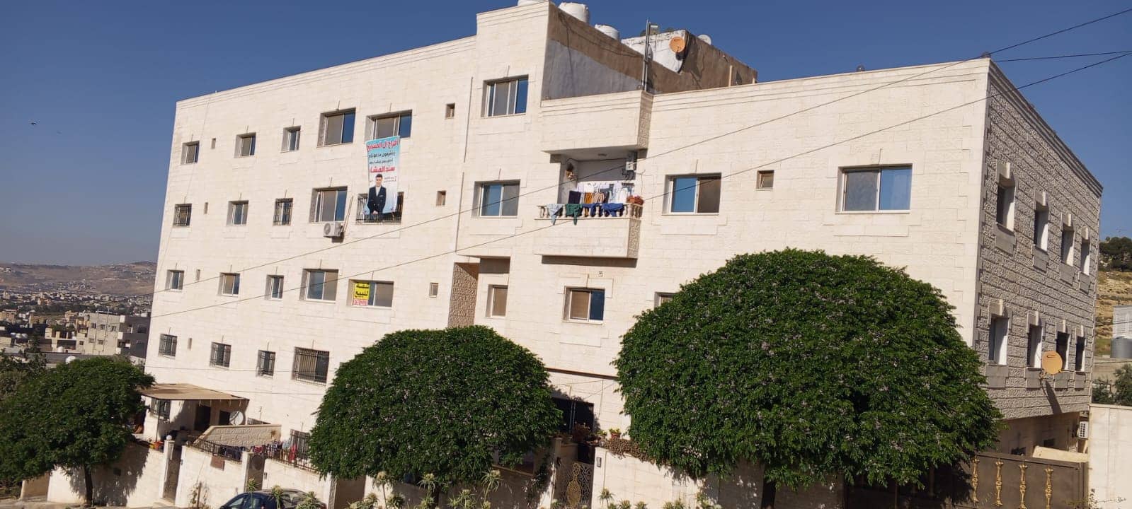 كشف تفاصيل خطيرة عن مبنى آيل للسقوط في "عين الباشا"