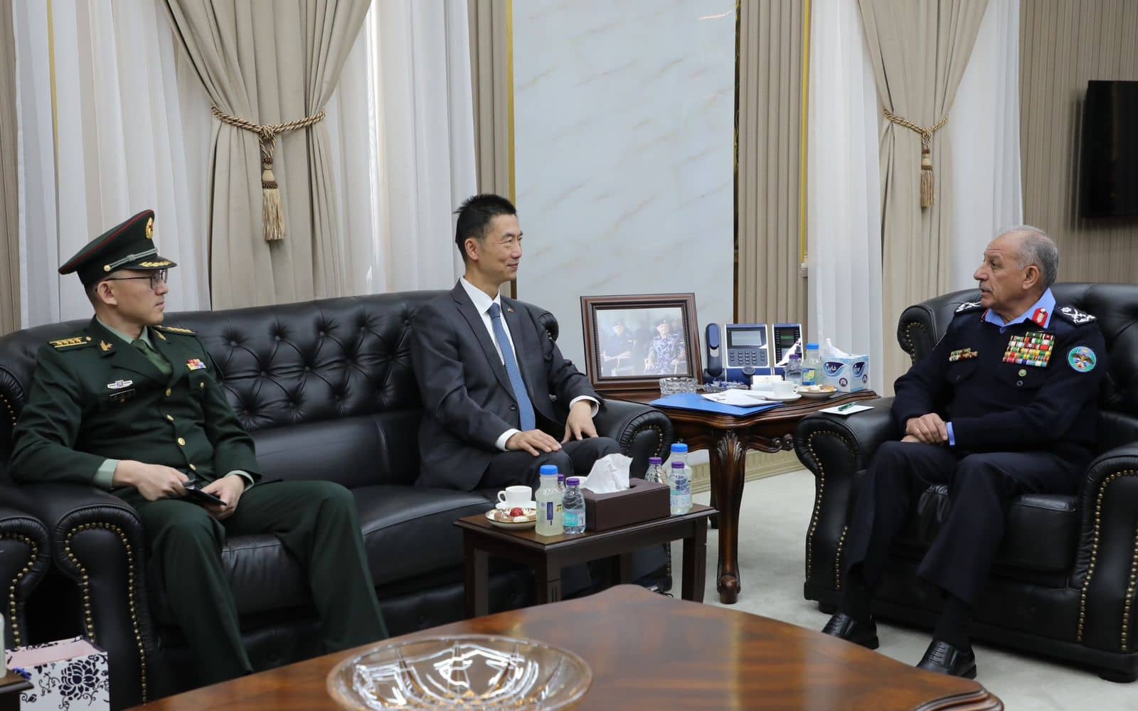 مدير الأمن العام والسفير الصيني يبحثان سبل تعزيز التعاون الأمني والشرطي