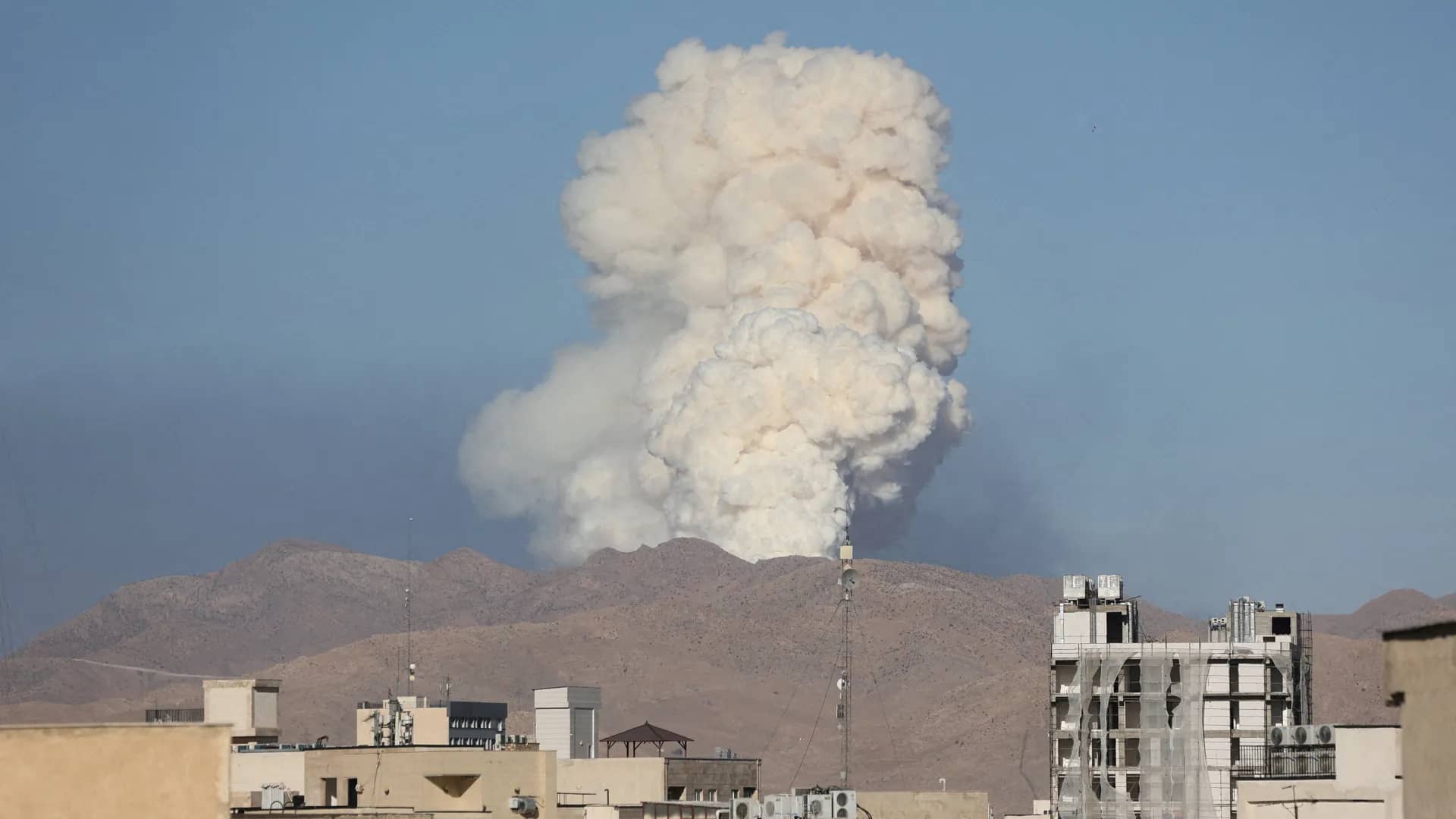 انفجارات واسعة في طهران وانقطاع للكهرباء في مدينة كرج