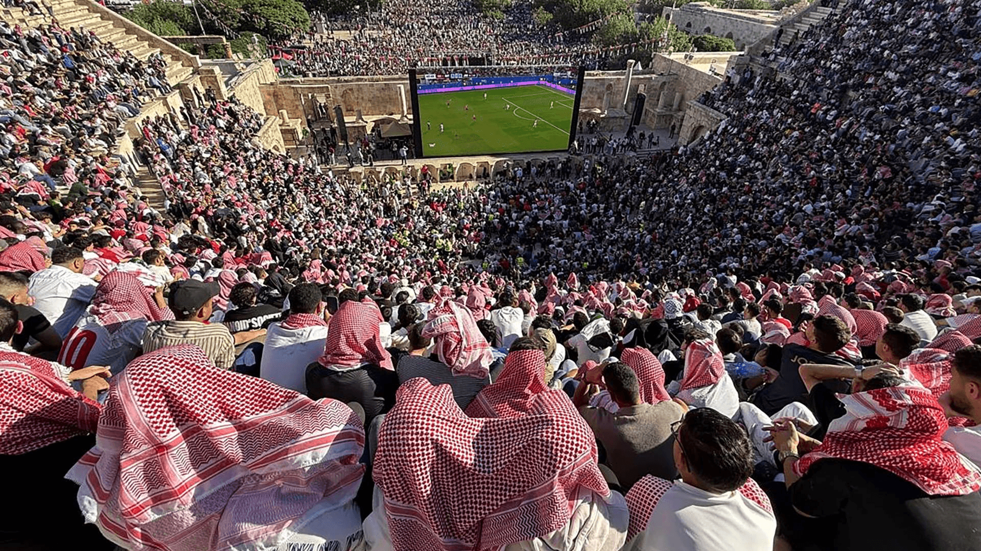 المدرج الروماني يستقبل الجماهير لدعم منتخب النشامى أمام الجزائر