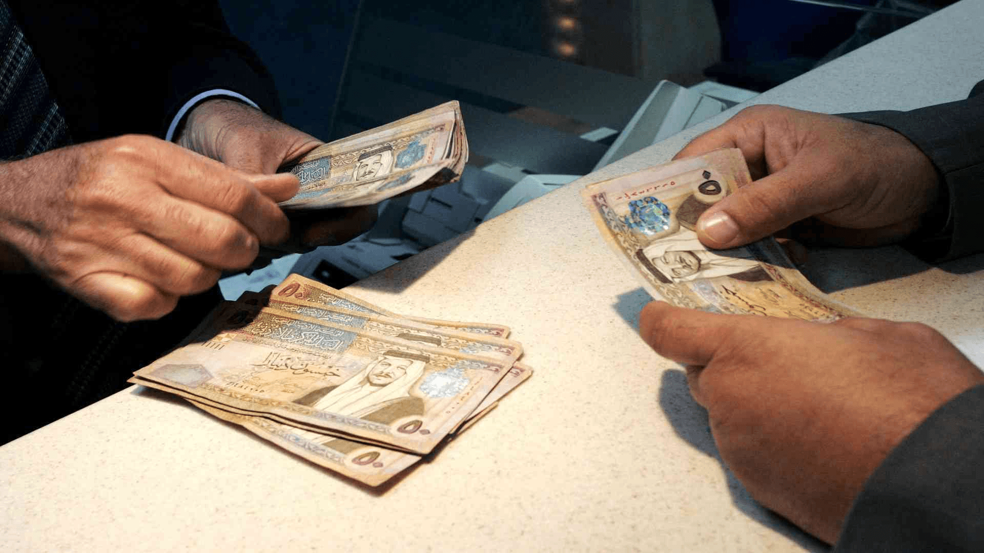 خبير اقتصادي لـ"الدار": لا يوجد تفكير لدى الحكومة أو القطاع الخاص برفع الرواتب