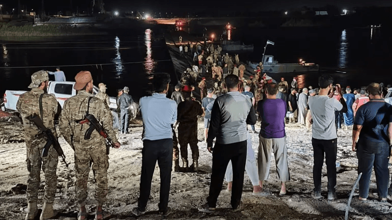 وفاة طفلين إثر اصطدام عبارة بجسر على نهر الفرات