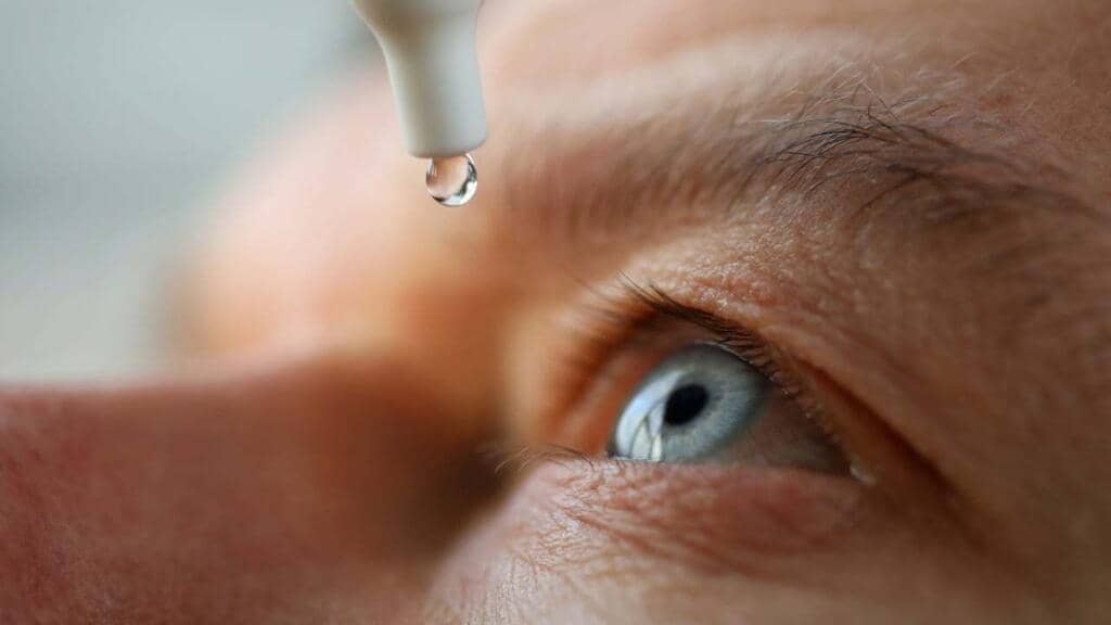 قطرات VIZZ أول بديل طبي لنظارات القراءة في العالم