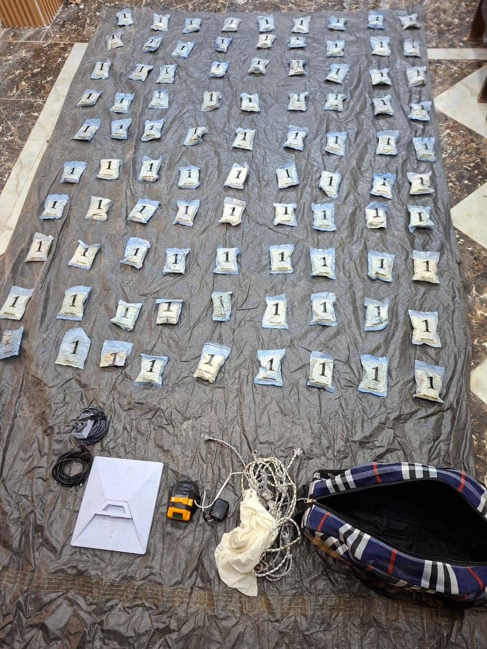 الجيش يحبط محاولة تهريب مواد مخدرة بواسطة بالونات موجهة