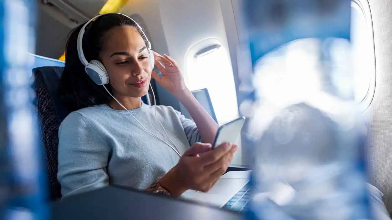 تشغيل الموسيقى بصوت عالٍ على الطائرة قد يمنعك من السفر