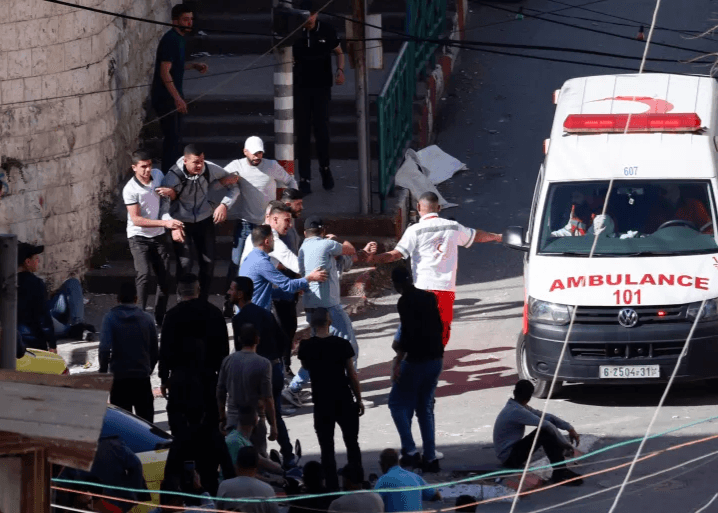 إصابة 10 فلسطينيين بينهم أطفال خلال اقتحام مستوطنين وقوات الاحتلال غرب نابلس