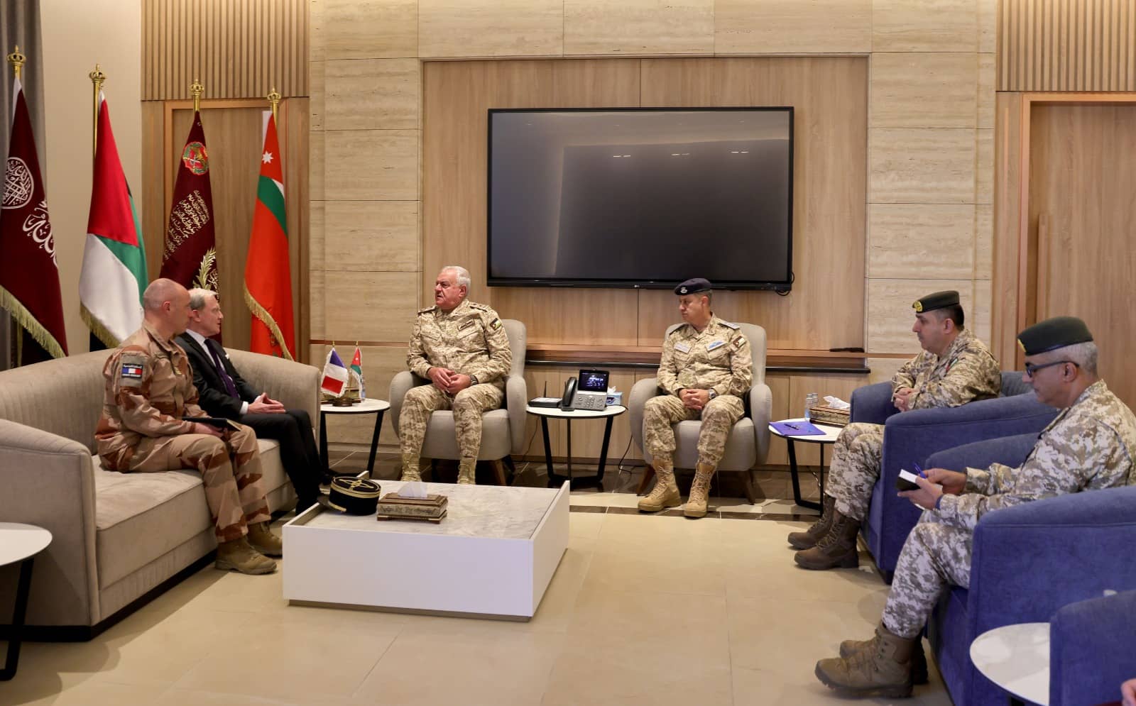 رئيس هيئة الأركان المشتركة يستقبل السفير الفرنسي في عمّان