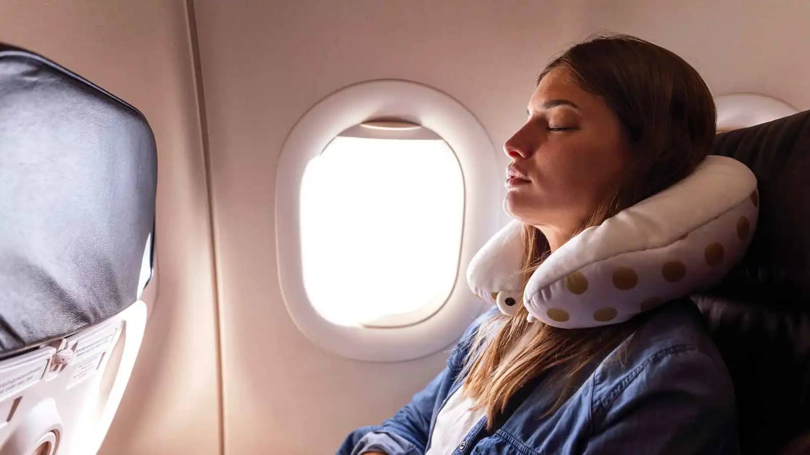 منها وسادة الرقبة.. أخطاء شائعة تسرق نومك في الطائرة