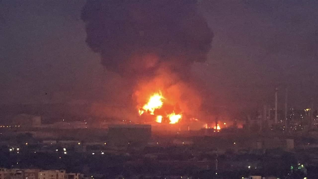 الكويت: هجوم صاروخي إيراني يشعل مصفاة الأحمدي وجهود مستمرة لإخماد النيران