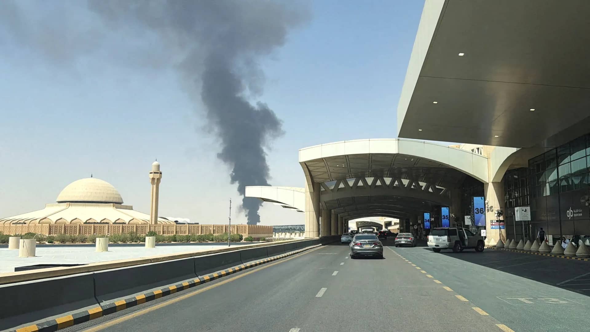 السعودية: 3 وفيات و36 إصابة باعتداءين على مطاري أبها والملك خالد