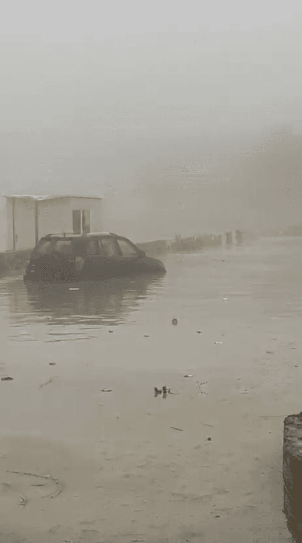 غرق مركبات أمام محكمة غرب عمان