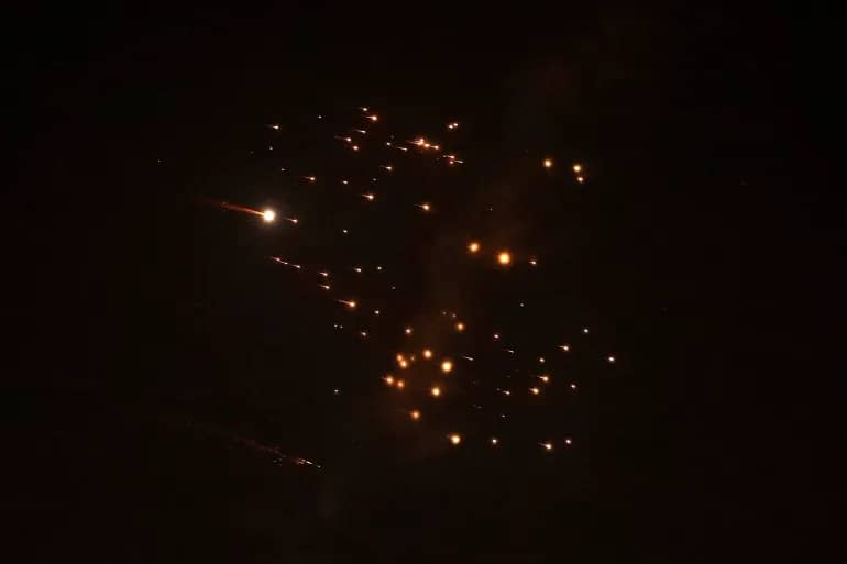 انتقاماً لاغتيال لاريجاني.. صواريخ إيرانية "ذات رؤوس حربية" تضرب قلب تل أبيب