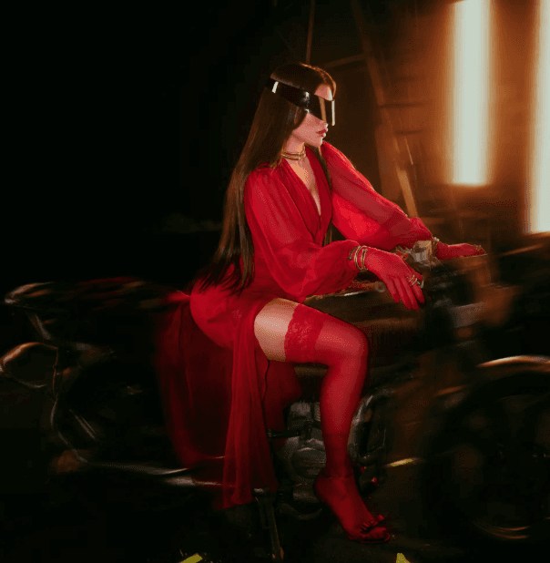 هيفاء وهبي.. إطلالة المرأة الخارقة باللون الأحمر في كليبها الجديد