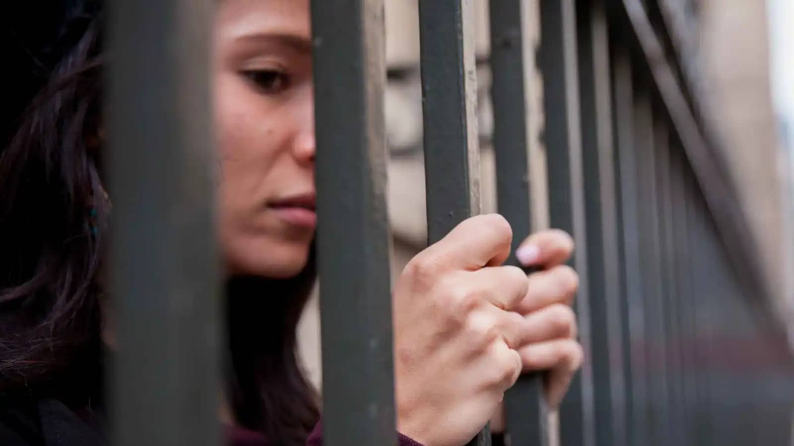 كشفها "بيع المنزل" بعد 8 سنوات.. السجن 15 عاماً لامرأة قتلت صديقها بسبب "وجبة عشاء"