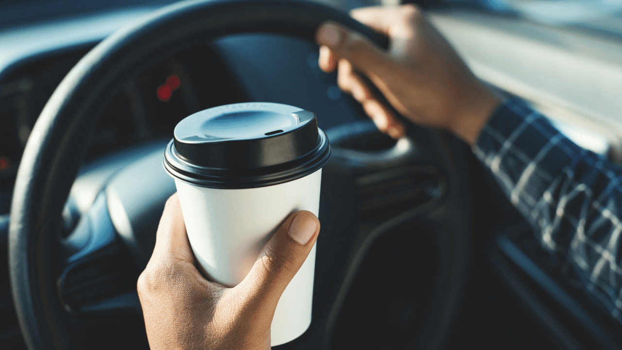 مسيس لـ"الدار": قانون السير لا يخالف الأكل والشرب أثناء القيادة