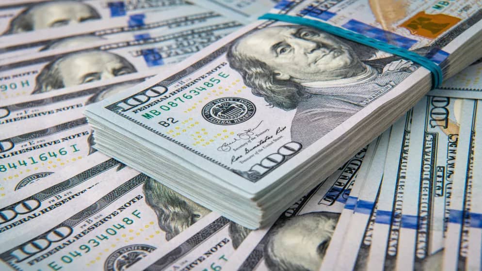 الدولار يحافظ على أعلى مستوياته في 18 شهرًا وسط تصاعد التوترات
