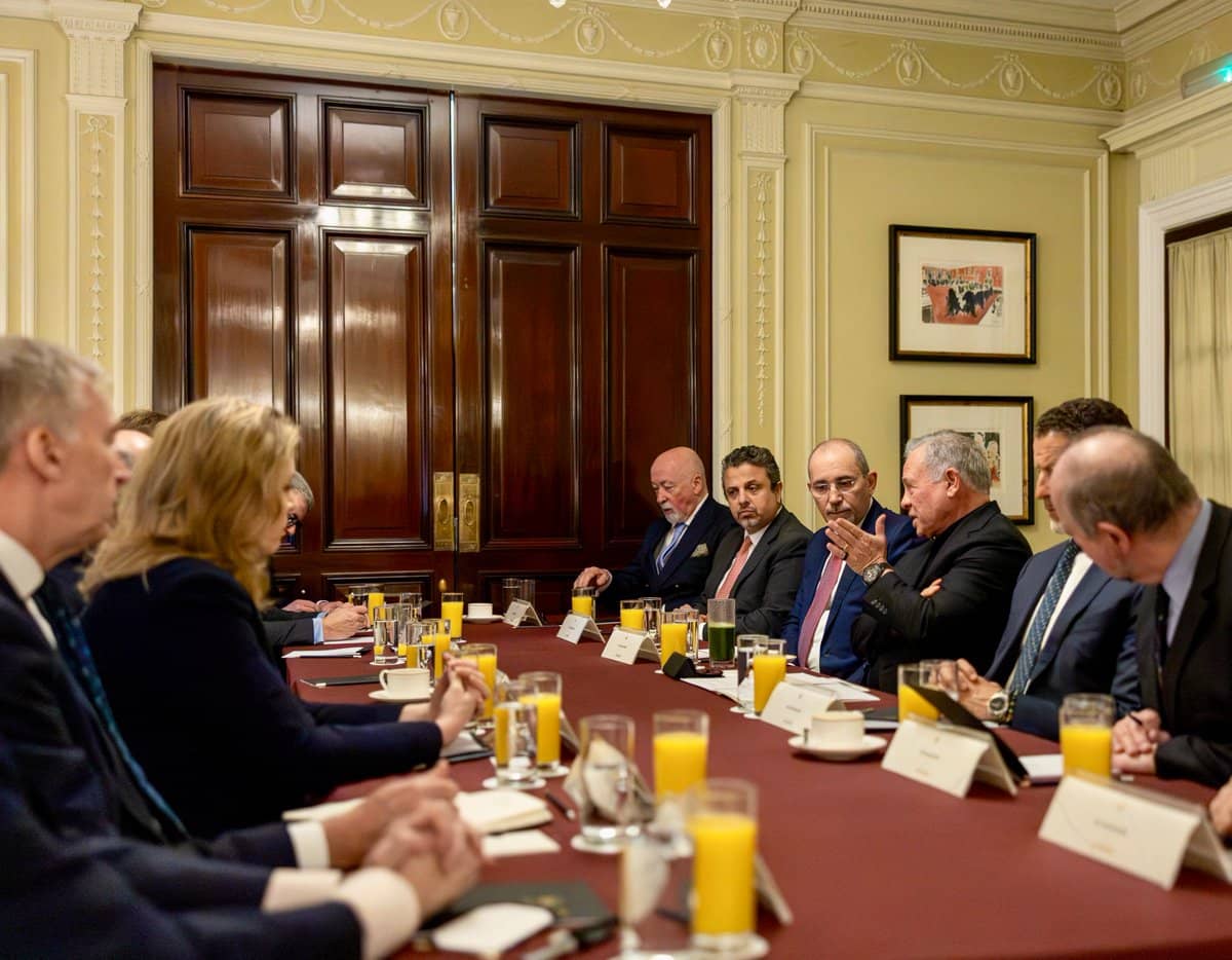 الملك يجتمع بمسؤولين سابقين وبرلمانيين بريطانيين في لندن