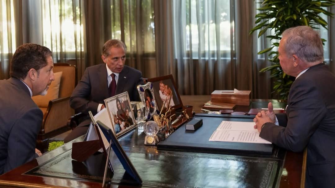 الديوان الملكي ينشر صورة للملك خلال اجتماعه مع رئيس الوزراء