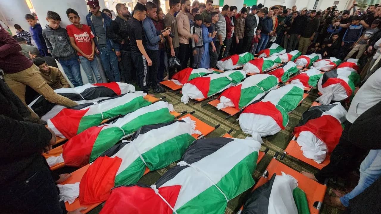 تشييع جثامين 75 شهيدًا انتُشلت رفاتهم من تحت أنقاض مبانٍ في غزة