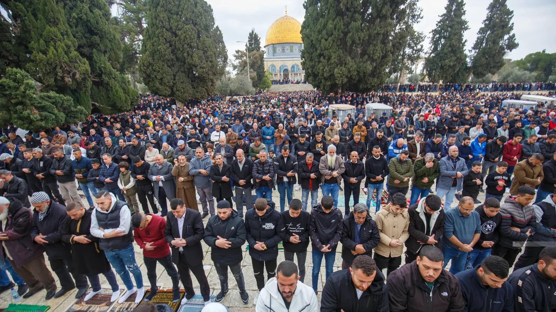 عشرات الآلاف يصلون الجمعة في الأقصى رغم قيود الاحتلال