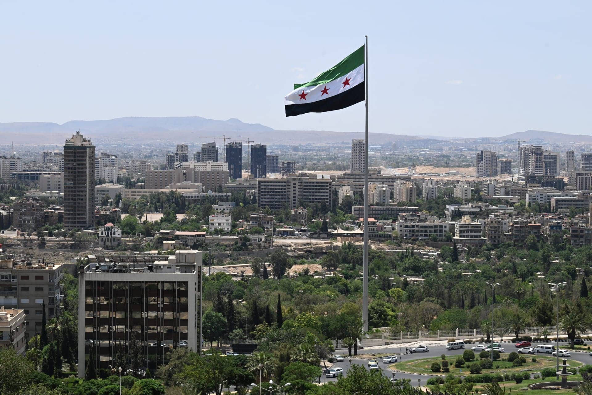 قائد "قسد" يلتقي الشرع والمبعوث الأمريكي في دمشق