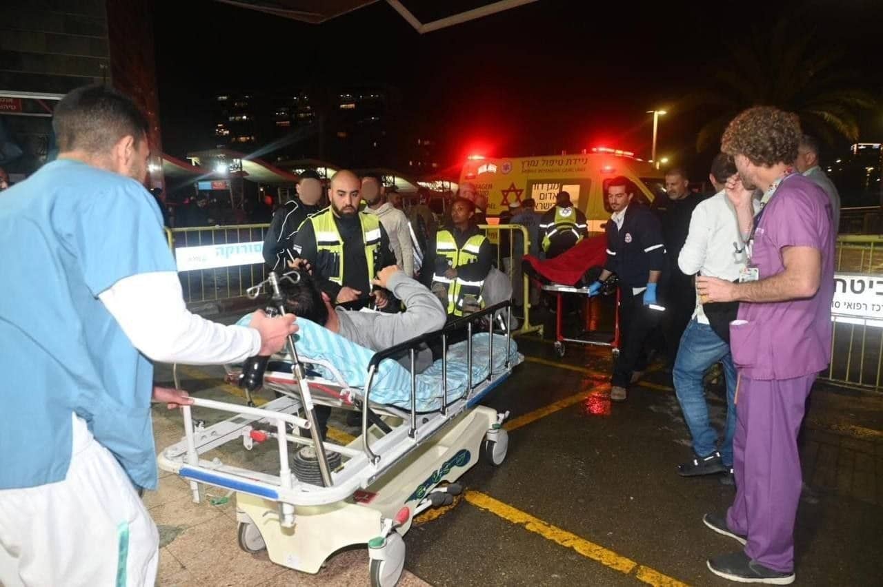 حالة طوارئ في مستشفيات الاحتلال الإسرائيلية وانهيار مبانٍ إثر موجات صاروخية من إيران