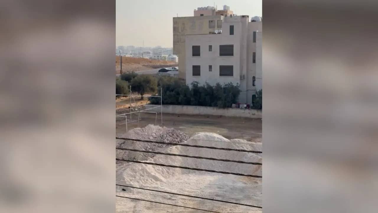 منذ 6 أشهر.. رمال وأتربة تحاصر منازل سكان في مرج الحمام وتسبب أضرارًا
