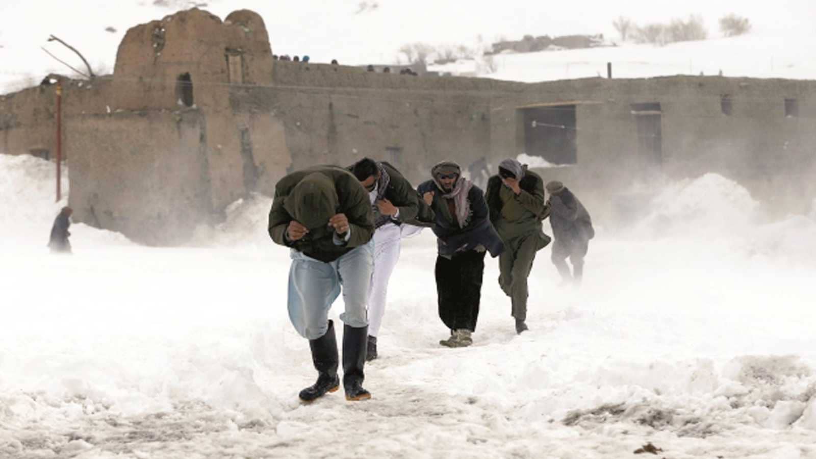 مصرع 3 أفغان "من شدة البرد" خلال توجههم إلى إيران