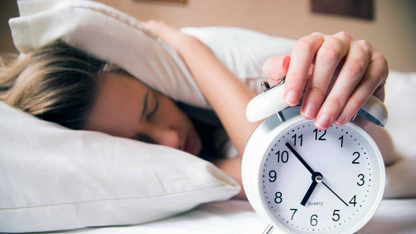 لماذا نستيقظ قبل المنبه بدقائق قليلة؟