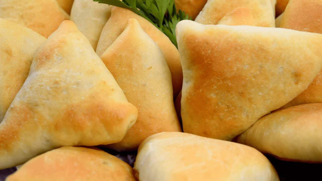 المعجنات التقليدية بأيدي الحاجة أم سمير العنانزة في مهرجان الزيتون