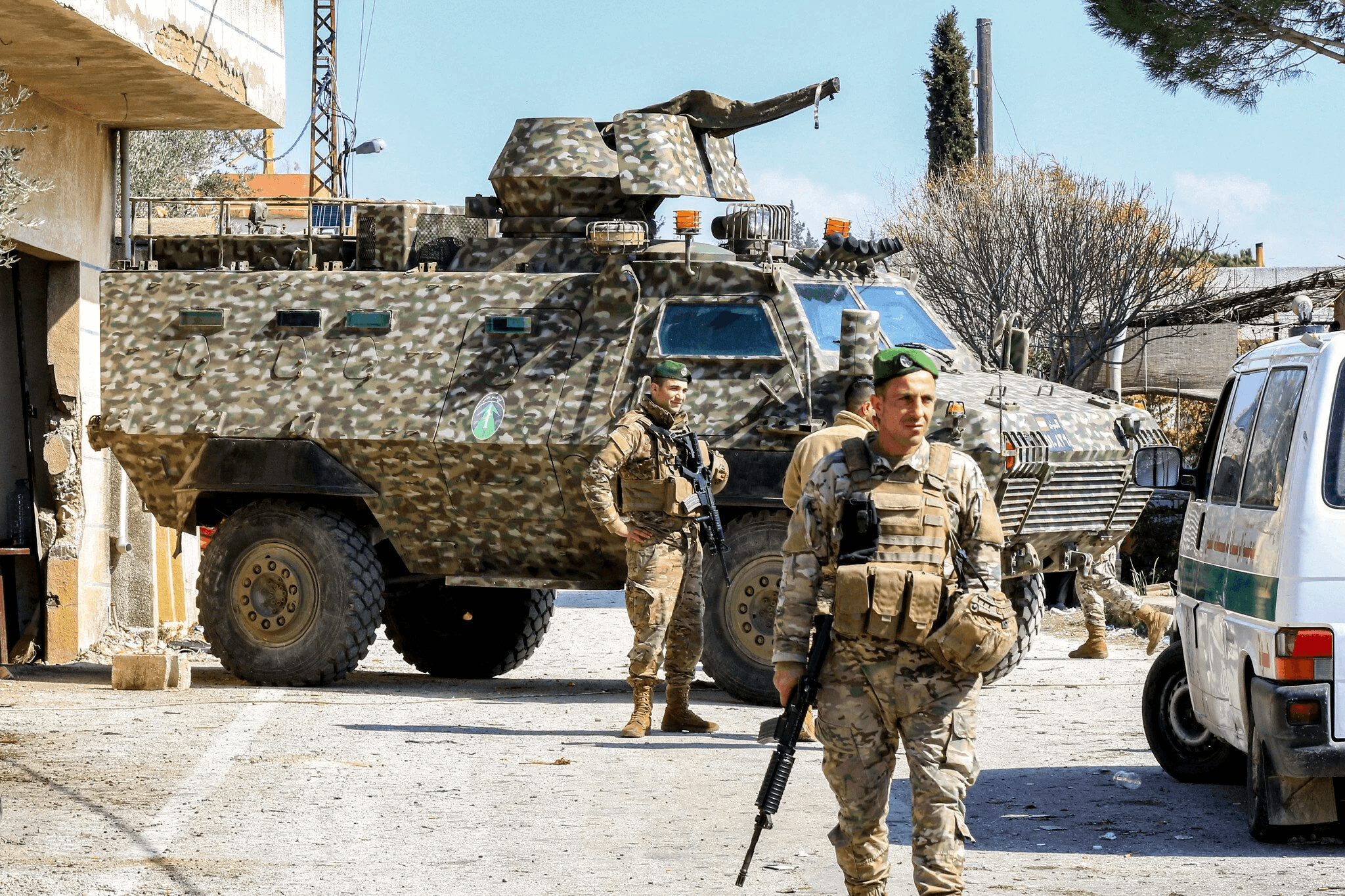 مقتل 6 أشخاص بينهم جندي لبناني في غارات إسرائيلية على جنوب لبنان