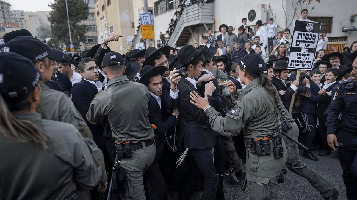 مئات اليهود المتشددين يغلقون أحد مداخل القدس احتجاجاً على "التجنيد الإجباري"