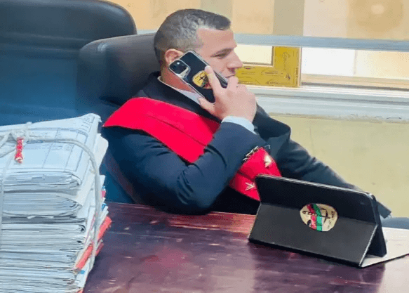 الفاضي بعمل قاضي.. القاضي المزيف في مصر يثير موجة سخرية
