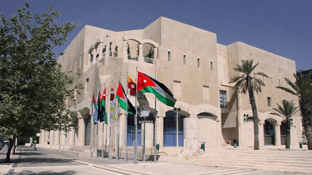 أمانة عمان تباشر أعمال تعبيد في منطقة شفا بدران
