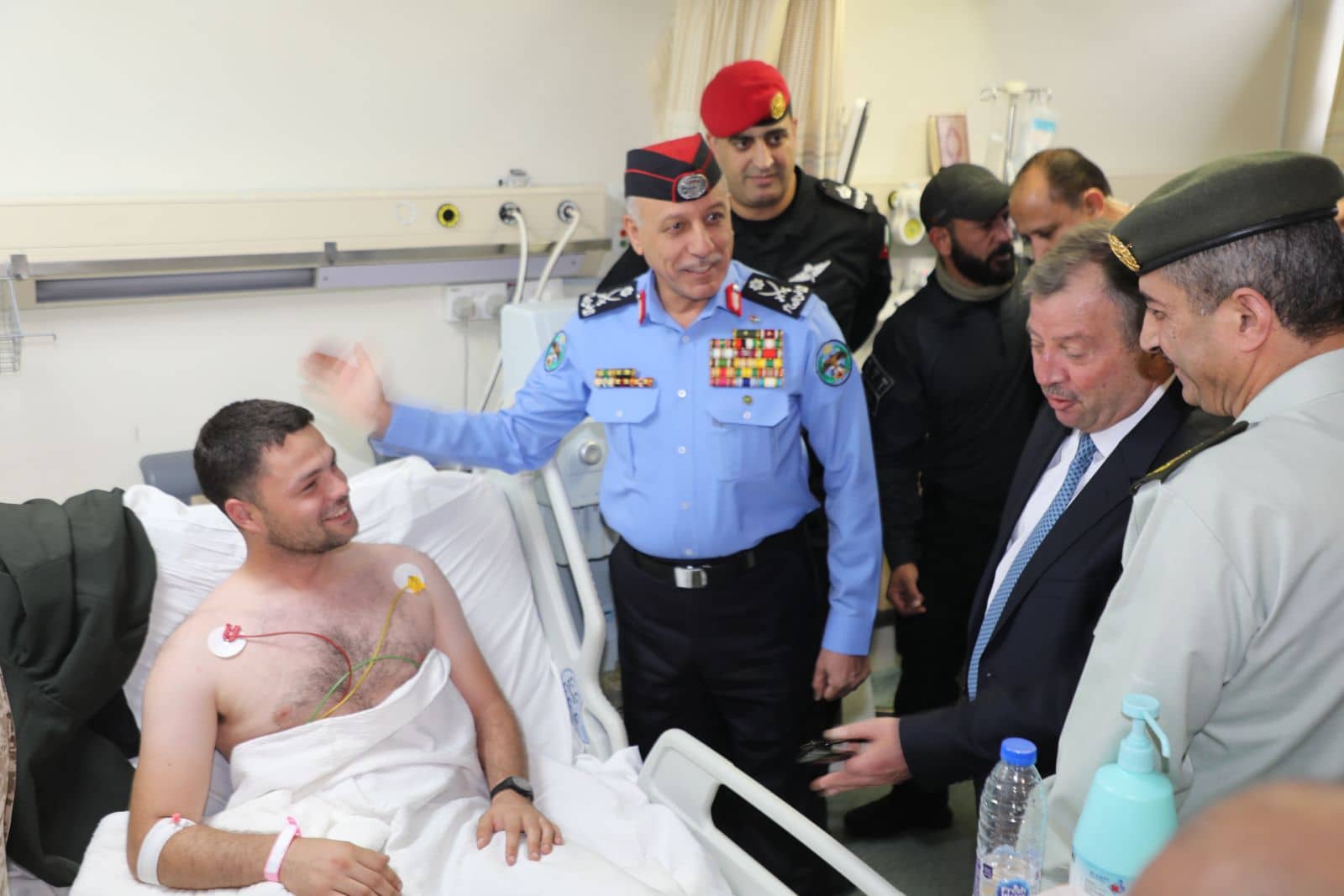 مديرا المخابرات والأمن العام يطمئنان على صحة مصابي المداهمة الأمنيّة في الرمثا