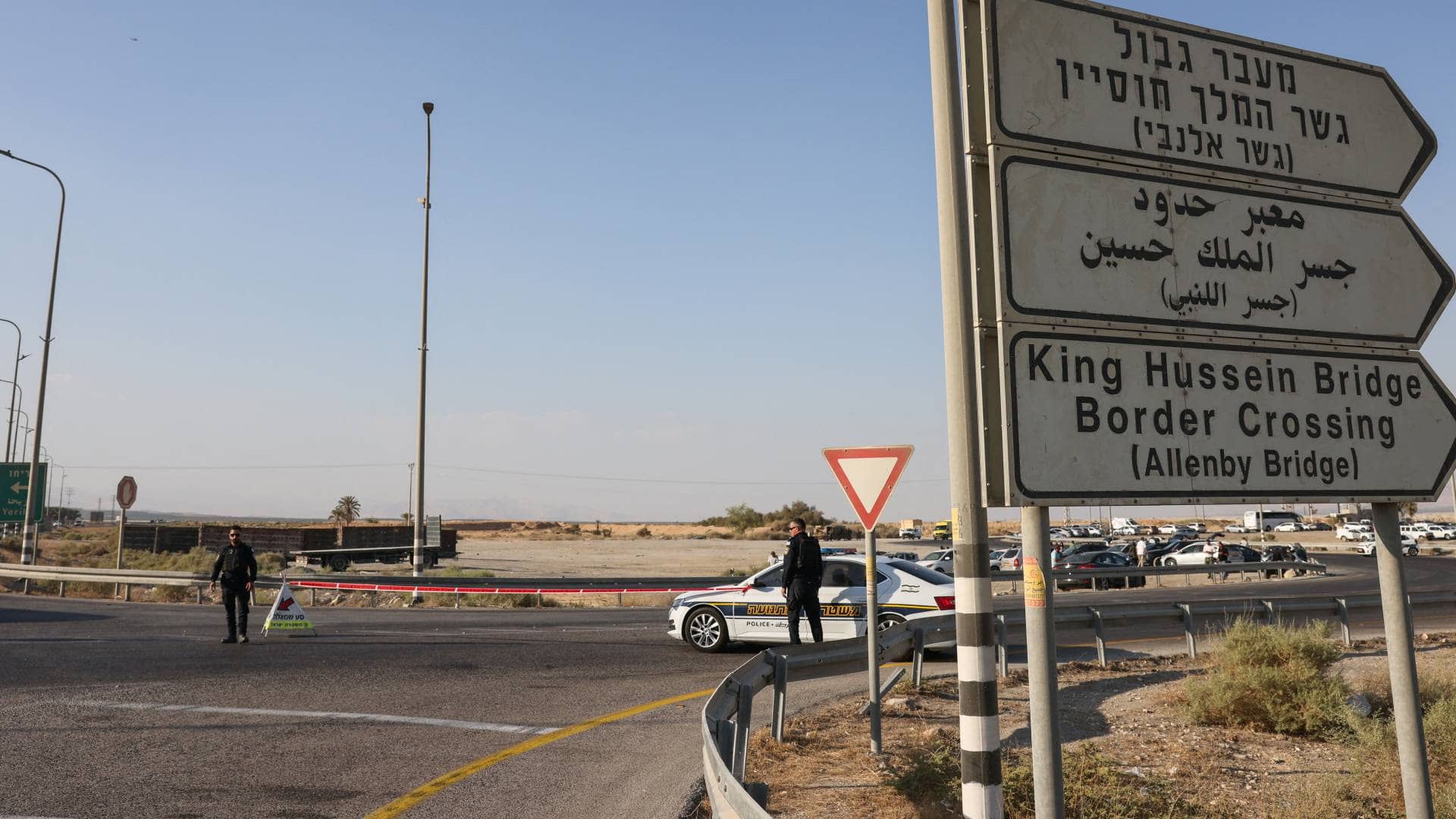 بالمال تُفتح الأبواب.. تحقيق لـ"الدار" يكشف شبكة سماسرة تتحكم بحركة السفر عبر جسر الملك حسين