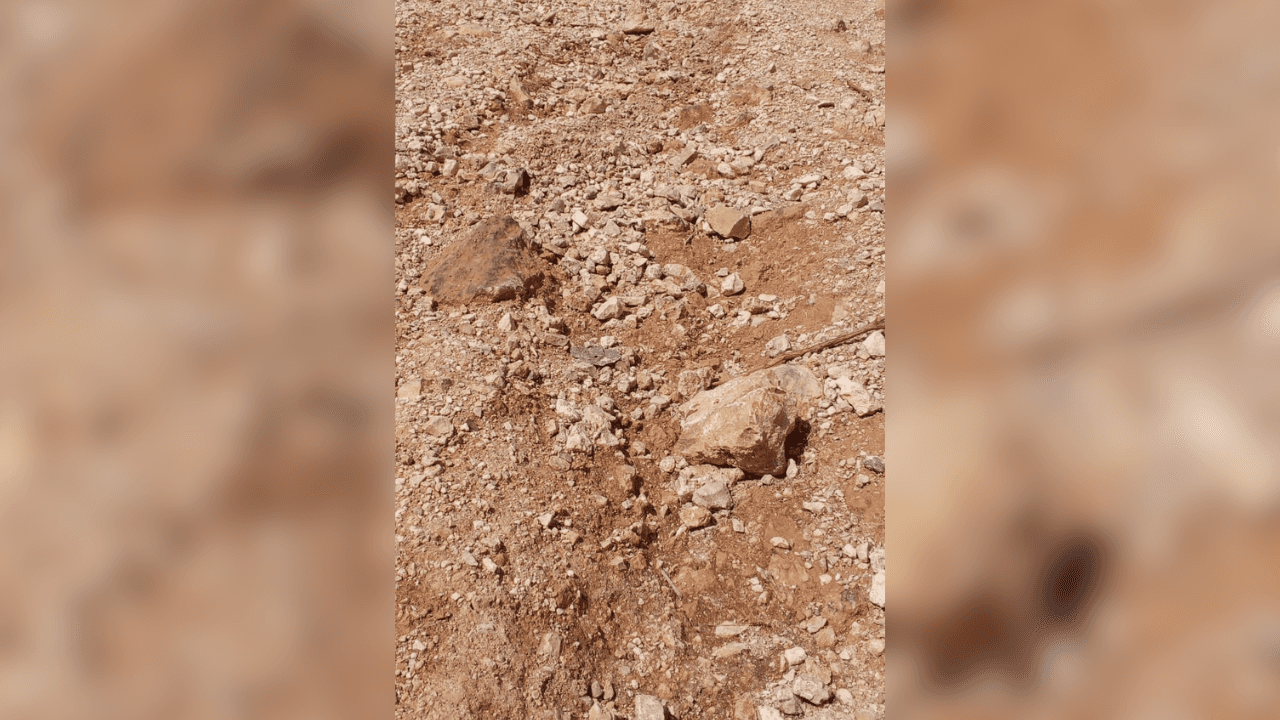 32 منزلاً في أحد أحياء قرية كتم بإربد بلا طريق معبد منذ 2019