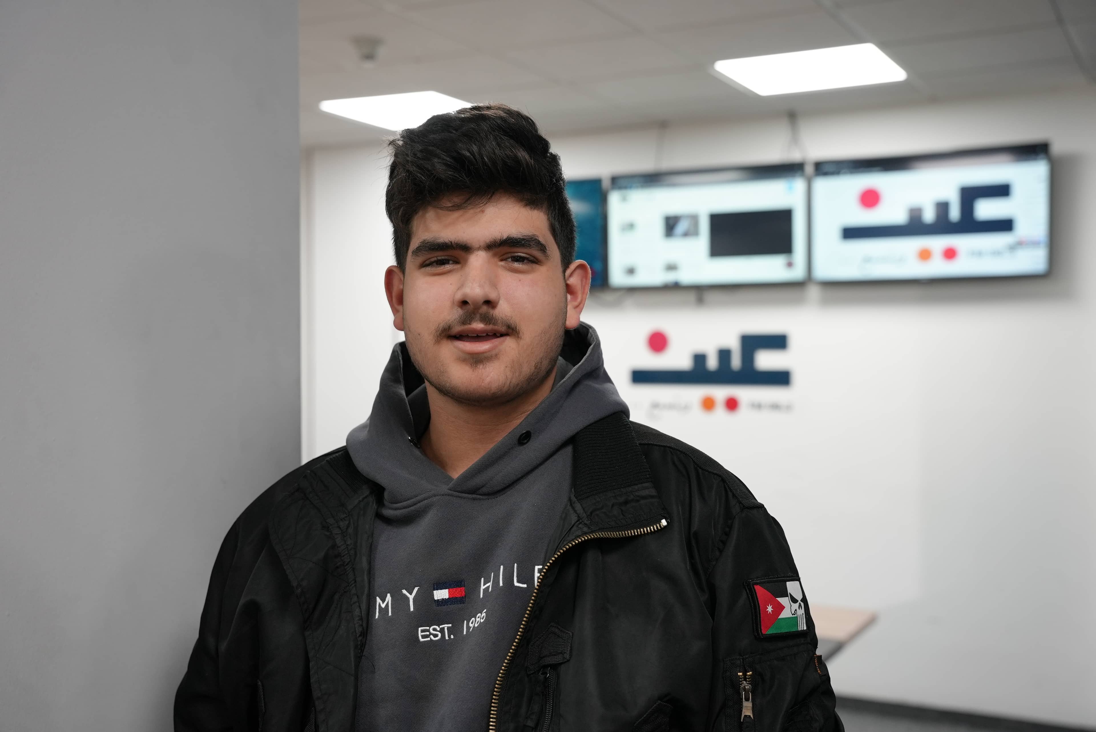 رغم ضعف عضلات يديه.. شاب أردني يصنع تحف فنية بالفسيفساء