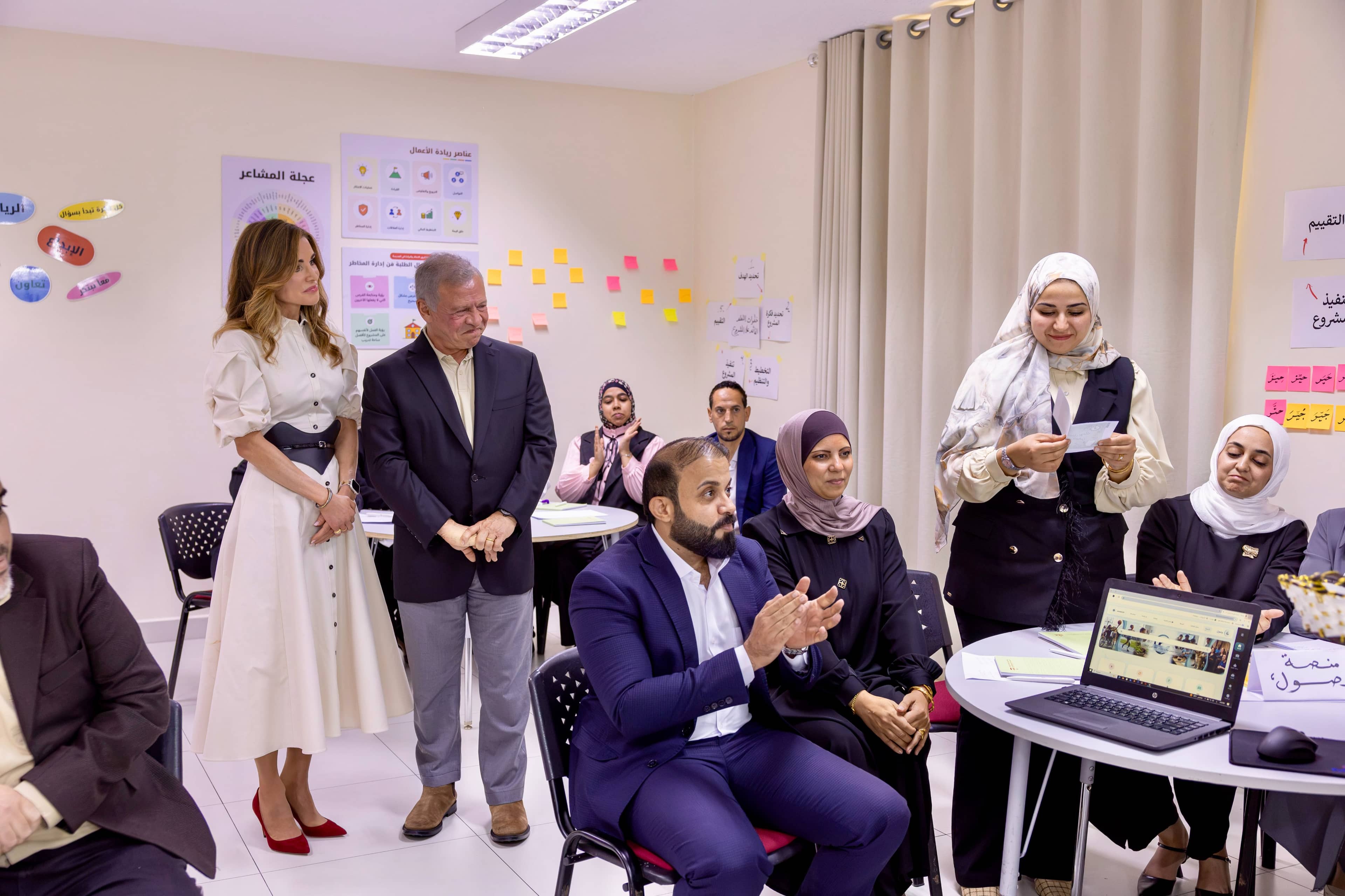 الملك والملكة يزوران مدرسة في العقبة بمناسبة اليوم العالمي للمعلمين
