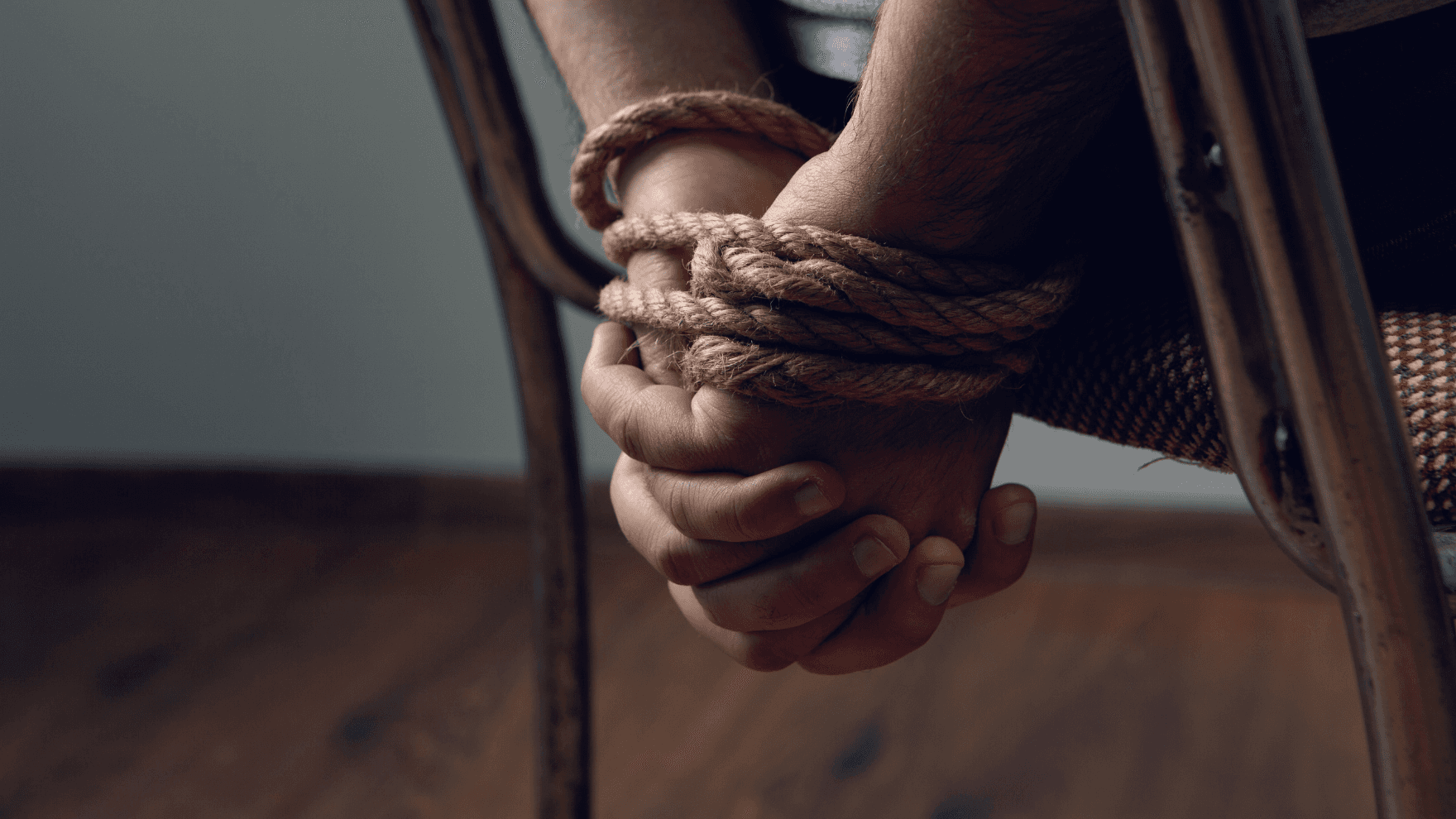 تفاصيل الاعتداء على سائق سفريات أردني في سوريا.. هددوه بقطع لسانه ورموه مقيدا