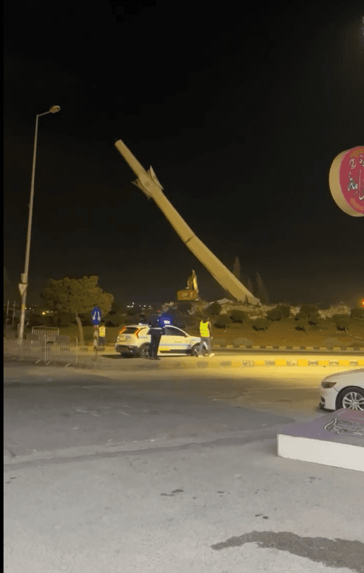 سقوط عمود على آلية تابعة لأمانة عمّان لحظة إزالة "دوار التطبيقية"