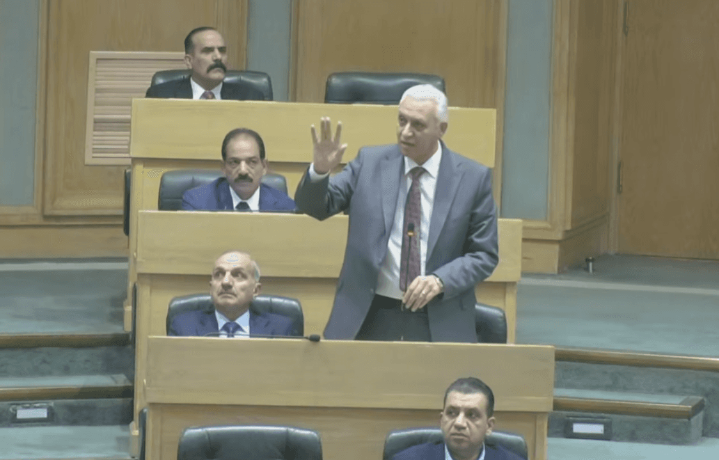 النائب العموش لصحفيين: هل يقبل أحدكم تصوير مراسلة بين شخص وزوجته؟